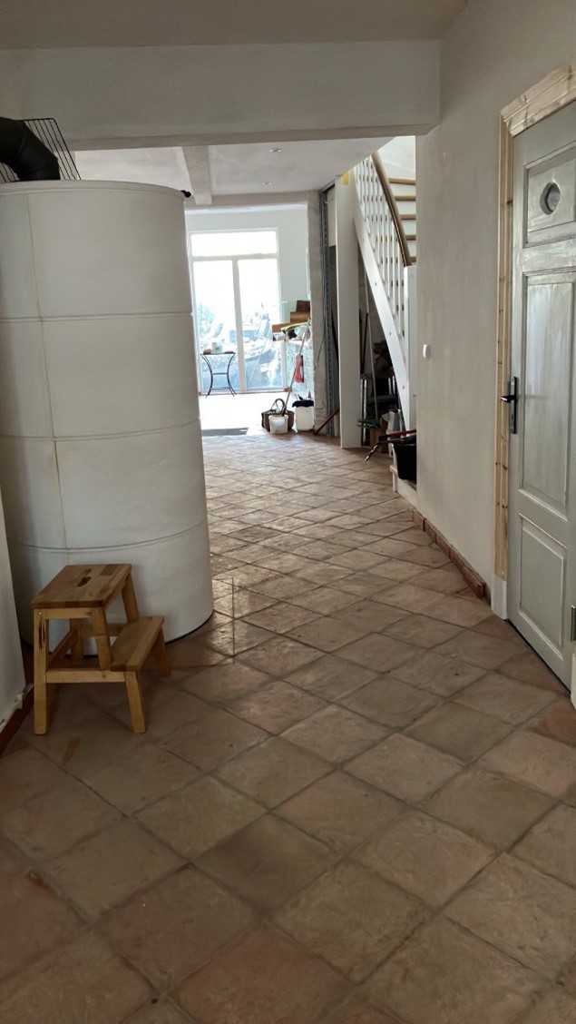 Fertig sanierter Flur mit Terrakottafliesen